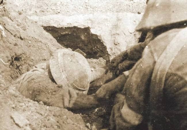 Một người lính Anh đã thiệt mạng được đồng đội lôi ra khỏi căn hầm vừa xập. Nguồn ảnh: Sina.