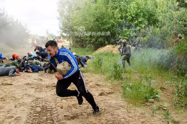 Trong đó, kịch bản thường thấy là những nhóm phong viên sẽ bị khủng bố tấn công và bắt cóc làm con tin. Nguồn ảnh: Sina.