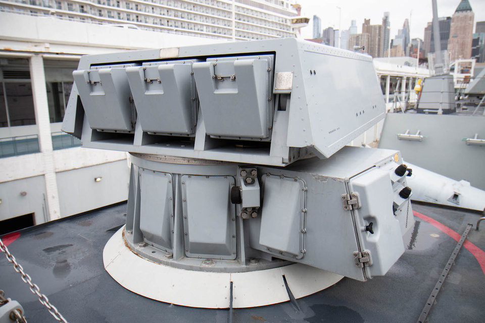 Ngoài ra còn có hai hệ thống phóng mồi nhử phòng không. Nguồn ảnh: BI.