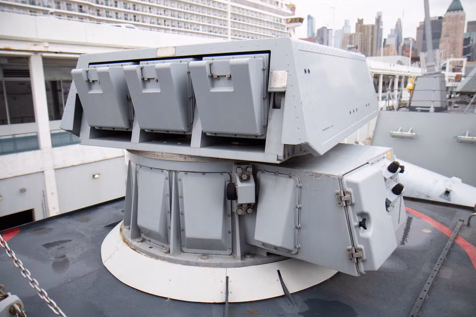 Ngoài ra còn có hai hệ thống phóng mồi nhử phòng không. Nguồn ảnh: BI.