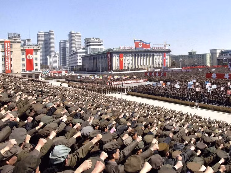 Đứng ở vị trí thứ 10 trong số những quốc gia có sức mạnh quân sự nhất châu Á lại là Triều Tiên với quân số 6,5 triệu người, kèm theo đó là 460 máy bay chiến đấu, 5000 xe tăng và 967 tàu chiến, tàu ngầm các loại. Ngân sách quốc phòng mỗi năm của Triều Tiên là 7,5 tỷ USD. Nguồn ảnh: BI.