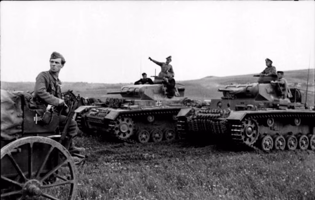 Thậm chí, ở một số vùng ở Belarus và ở Ukraine, quân phát xít Đức còn nhận được nhiều sự tiếp đón nồng hậu của người dân địa phương vì đã "giải phóng" họ khỏi người Liên Xô. Nguồn ảnh: Warhistory.