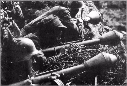 Trong đó, lượng thuốc phóng nặng tới 200 gram, đầu đạn có kích thước 106mm nhưng tốc độ đầu đạn cực đại lại có thể lên tới 85 mét/giây. Nguồn ảnh: Archive.