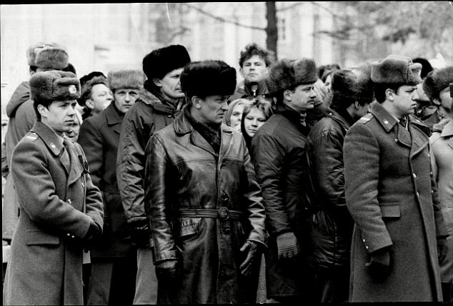 Điệp viên Liên Xô luôn ăn mặc cực kỳ lịch sự. Ảnh: Tube.