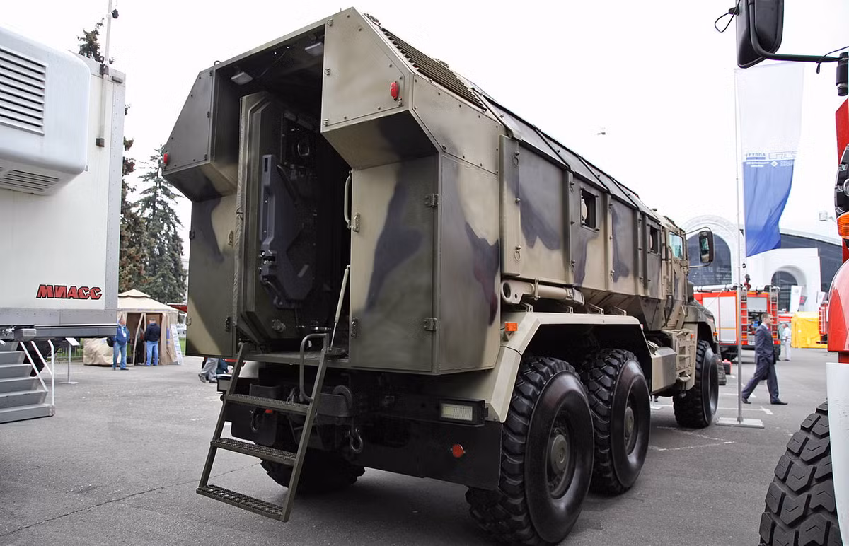 Phiên bản Typhoon do GAZ thiết kế cũng có khả năng chứa được tối đa tới 16 lính với đầy đủ vũ trang ở khoang sau. Tuy nhiên khác với KamAZ Typhoon, Ural Typhoon có khoang lái với khả năng chứa được tối đa tới 3 người thay vì chỉ hai người như trên phiên bản của KamAZ. Nguồn ảnh: Pinterest.