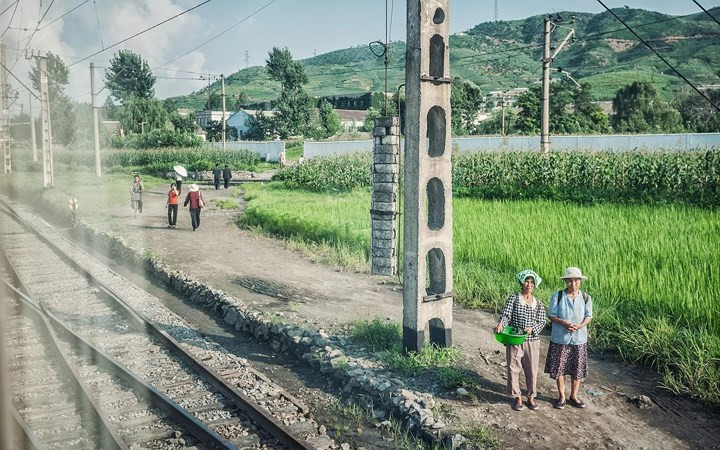 Một làng quê Triều Tiên nhìn từ cửa sổ tàu hỏa.