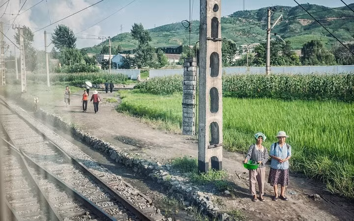 Một làng quê Triều Tiên nhìn từ cửa sổ tàu hỏa.
