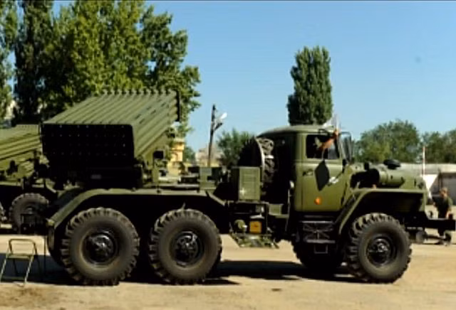 Vừa là bản nâng cấp của BM-21 Grad, vừa được coi là phiên bản hạng nhẹ của BM-30 Smerch. Pháo phản lực Tornado-G là một trong bộ ba tổ hợp pháo phản lực Tornado đang được Quân đội Nga phát triển để thay thế các tổ hợp pháo BM-21 Grad, BM-27 Uragan và cả BM-30 Smerch hiện đã cũ và lỗi thời. Nguồn ảnh: Military.