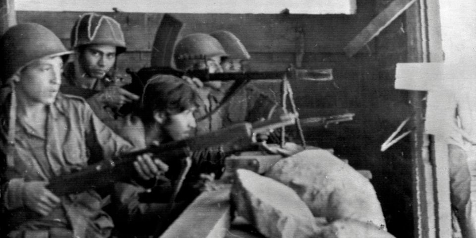 Lính biên phòng của El Salvador chuẩn bị sẵn sàng chiến tranh với Honduras vào ngày 15/7/1969. Ảnh: AP. Lính biên phòng của El Salvador chuẩn bị sẵn sàng chiến tranh với Honduras vào ngày 15/7/1969. Ảnh: AP.