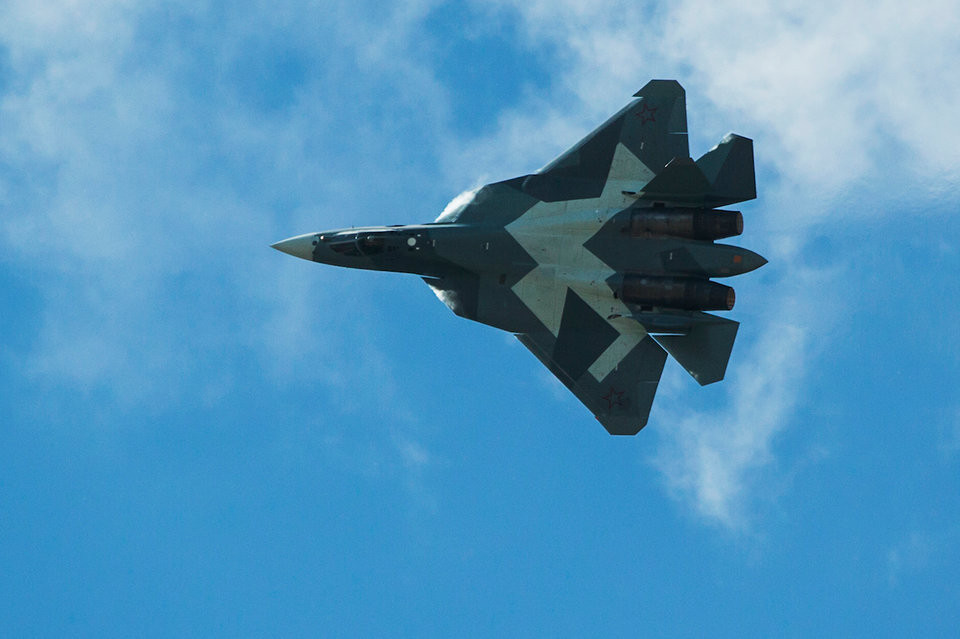 Su-57 cũng được trang bị hệ thống cảm biến hồng ngoại được sử dụng để theo dõi và khóa mục tiêu. Loại cảm biến được trang bị trên chiếc Su-57 này là OLS-50M. Các chiến đấu cơ của Mỹ kể cả loại hiện đại nhất cũng không có thứ gì tương tự với loại cảm biến này của Nga. Nguồn ảnh: BI.