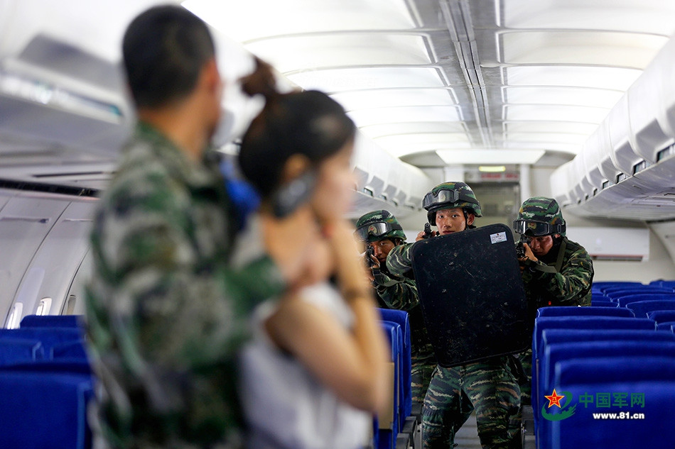 Sau khi máy bay hạ cánh thành công, nhiệm vụ của các lực lượng đặc nhiệm Trung Quốc đó là lên kế hoạch tấn công hoặc có phương án thương lượng, trao đổi để giải cứu càng nhiều con tin trên máy bay càng tốt. Nguồn ảnh: 81cn.