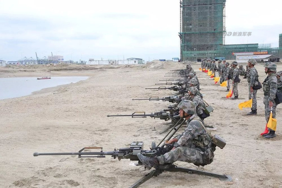 Sử dụng cỡ đạn 14,5x115mm, khẩu súng máy hạng nặng QJG 02 có khả năng bắn hạ mọi loại phương tiện dân dụng thông thường ở dưới mặt đất và hỏa lực của nó cũng đủ để "vít cổ" các loại trực thăng đang di chuyển ở độ cao thấp. Nguồn ảnh: Sina.