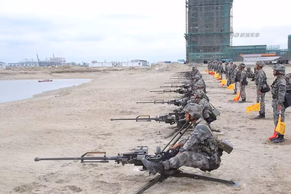 Sử dụng cỡ đạn 14,5x115mm, khẩu súng máy hạng nặng QJG 02 có khả năng bắn hạ mọi loại phương tiện dân dụng thông thường ở dưới mặt đất và hỏa lực của nó cũng đủ để "vít cổ" các loại trực thăng đang di chuyển ở độ cao thấp. Nguồn ảnh: Sina.