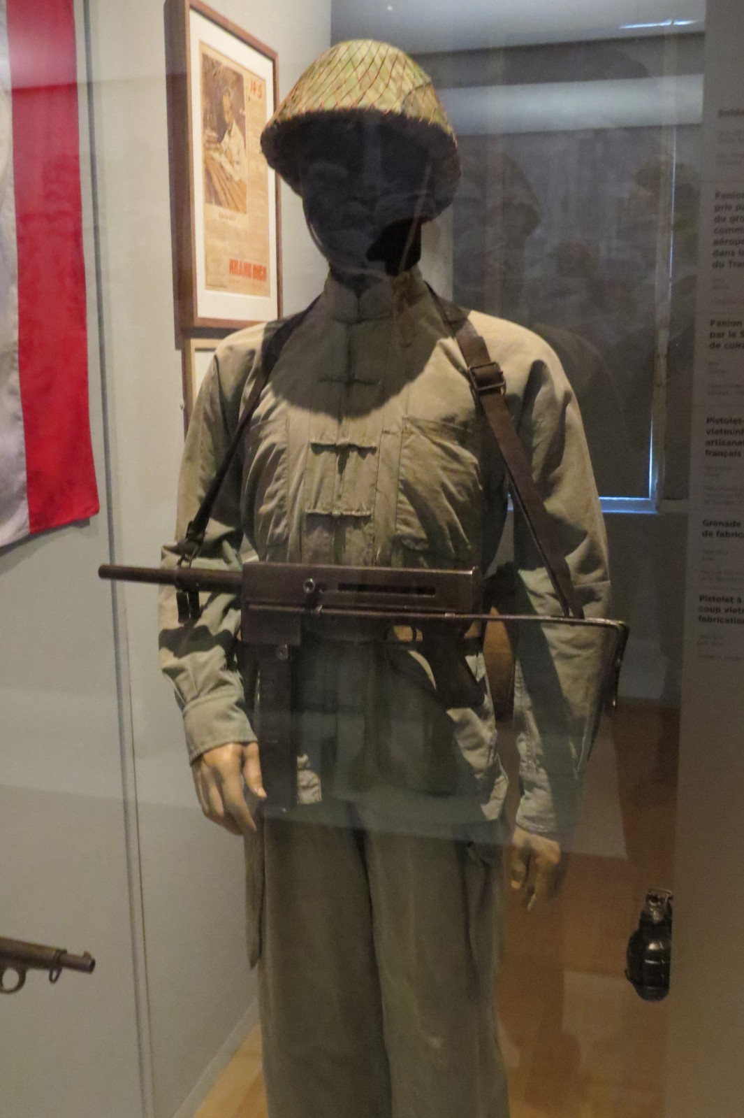 Khẩu tiểu liên MAT-49 được ta "độ" lại nòng súng và băng đạn được trưng bày trong một viện bảo tàng chiến tranh ở Hà Nội. Nguồn ảnh: History.