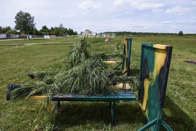 Mỗi ngày ra trường tập là một lần người lính bắn tỉa phải đi "vặt cỏ" để tự chế đồ ngụy trang. Nguồn ảnh: Sina.