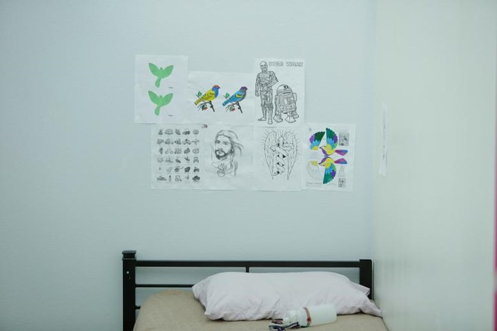 Bên trong căn phòng đơn sơ nhưng vẫn ngập tràn mơ ước của một trẻ nhập cư vào Mỹ.