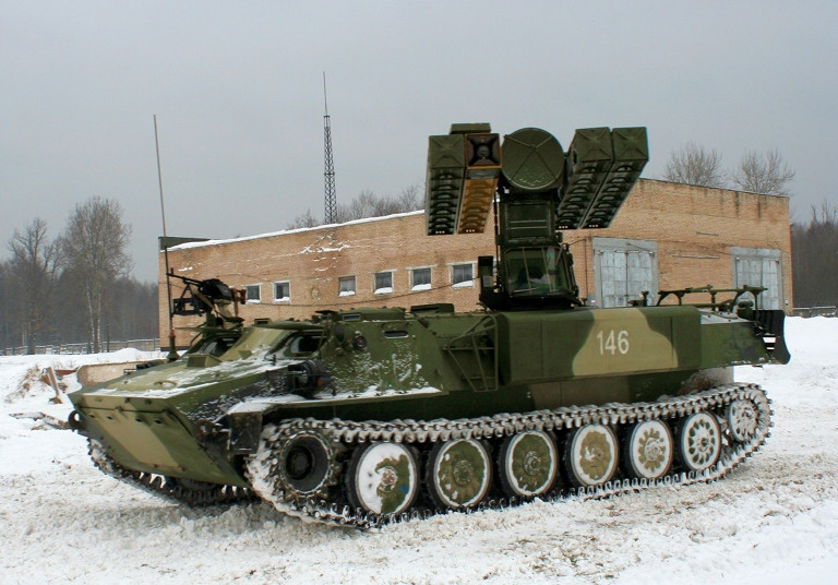 Được thiết kế trong khoảng thời gian từ năm 1969 tới năm 1972, tổ hợp tên lửa phòng không Strela-10 được bắt đầu sản xuất từ năm 1976 và phục vụ trong lực lượng Liên Xô và Nga tới tận ngày nay. Đây chắc chắn là thứ vũ khí lợi hại bậc nhất được Quân đội Nga sử dụng để bảo vệ World Cup 2018 tới đây. Nguồn ảnh: Wiki.