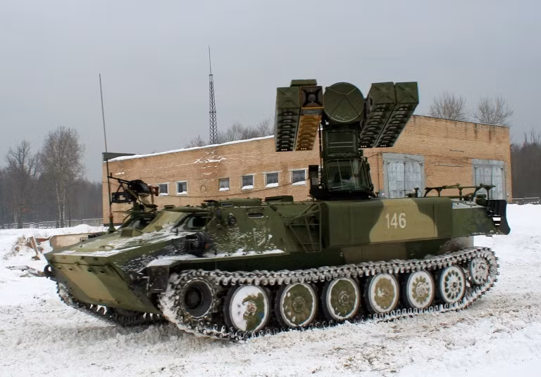 Được thiết kế trong khoảng thời gian từ năm 1969 tới năm 1972, tổ hợp tên lửa phòng không Strela-10 được bắt đầu sản xuất từ năm 1976 và phục vụ trong lực lượng Liên Xô và Nga tới tận ngày nay. Đây chắc chắn là thứ vũ khí lợi hại bậc nhất được Quân đội Nga sử dụng để bảo vệ World Cup 2018 tới đây. Nguồn ảnh: Wiki.