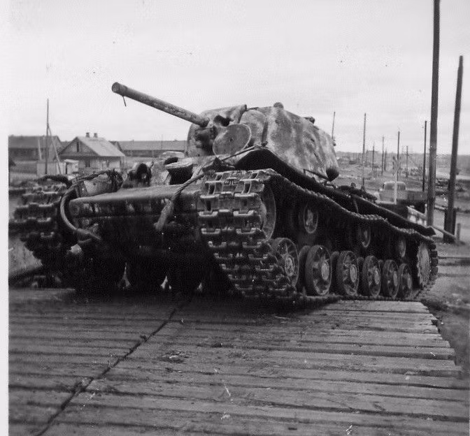 Giống nhiều chiếc xe tăng trên thế giới thời bấy giờ, xe tăng KV-1 của Liên Xô có kíp chiến đấu bao gồm 5 người, trong đó có trưởng xa, lái xe, xạ thủ, nạp đạn và điện đài viên kiêm súng máy. Nguồn ảnh: Woiru.