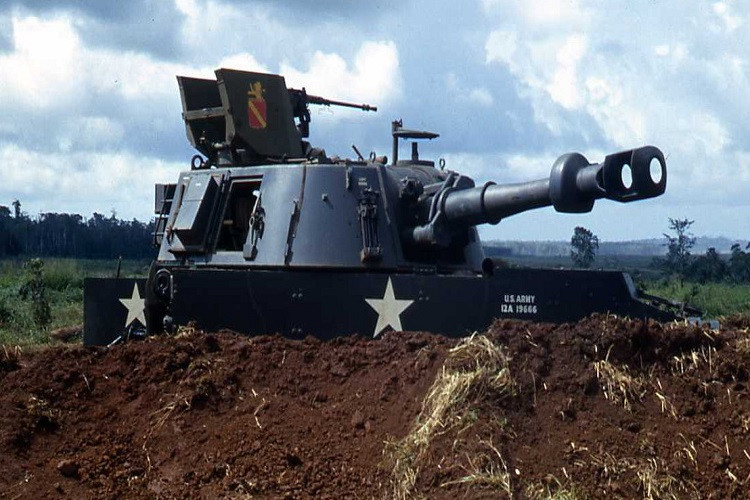 Việc tháp pháo của M109 có thể xoay được 360 độ là điều cực kỳ đặc biệt bởi thông thường trên các khẩu pháo tự hành kiểu này, góc xoay tháp pháo là rất hẹp. Ngoài hỏa lực là khẩu pháo chính, M109 này còn được trang bị thêm một khẩu súng máy 12,7mm ở trên nóc. Nguồn ảnh: Tube.