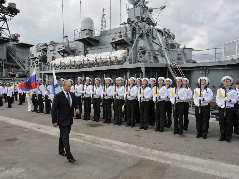 Nga hiện chỉ có lực lượng hải quân được xếp vào hàng khá "mỏng", nhất là nếu so với sức mạnh hải quân của Liên Xô trước đây. Cụ thể, Hải quân Nga hiện có 352 tàu nổi và tàu ngầm các loại và chỉ có duy nhất một tàu sân bay. Nguồn ảnh: BI.