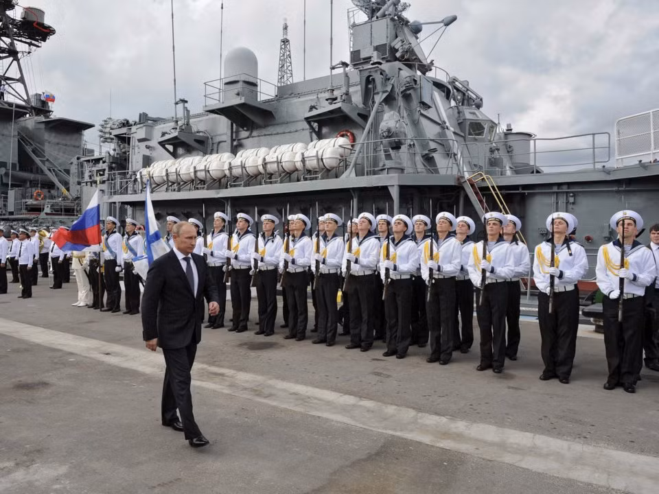 Nga hiện chỉ có lực lượng hải quân được xếp vào hàng khá "mỏng", nhất là nếu so với sức mạnh hải quân của Liên Xô trước đây. Cụ thể, Hải quân Nga hiện có 352 tàu nổi và tàu ngầm các loại và chỉ có duy nhất một tàu sân bay. Nguồn ảnh: BI.