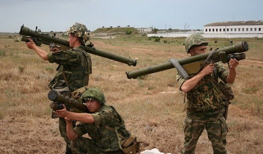 Bắt đầu từ năm 2014, tên lửa phòng không vác vai 9K333 mới được đưa vào sử dụng trong biên chế của quân đội Nga. Tầm bắn tối đa của 9K333 vẫn là một bí mật nhưng chắc chắn nó có thể tấn công được những mục tiêu từ độ cao 5 km. Nguồn ảnh: Pants.