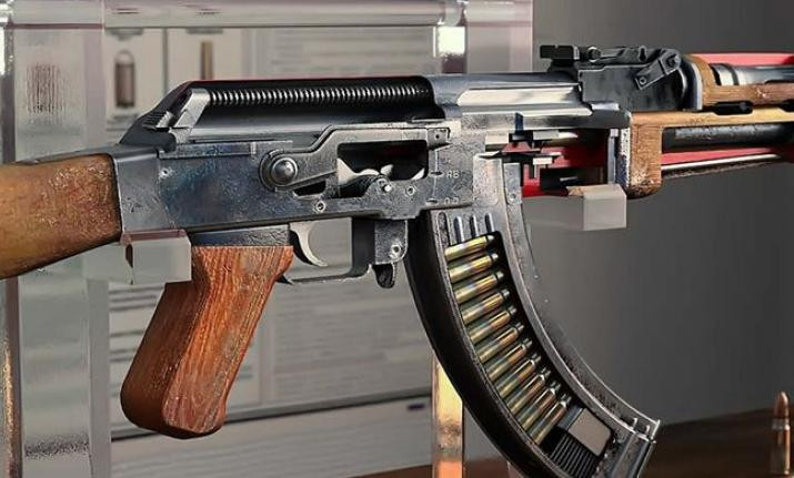 Tiếp theo đó là đến vấn đề khẩu súng này không có khả năng sử dụng bằng tay trái. Do có thiết kế khe nhả vỏ đạn nằm sát phần mặt của xạ thủ và vỏ đạn cùng thuốc súng dư có xu hướng bắn ra phía sau, xạ thủ sử dụng AK-47 được khuyến cáo không sử dụng súng bằng tay trái. Nguồn ảnh: Wiki.