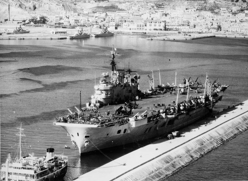 Nhiều chuyên gia đã từng khẳng định, thiết kế của HMS Eagle khi nó được đóng mới là không lỗi thời chút nào, thậm chí còn tiên tiến hơn nhiều loại tàu sân bay cùng thời. Tuy nhiên do quá trình đóng mới quá lâu, tốn tới hàng chục năm và khi con tàu này ra đời, nó lại ra đời đúng vào thời gian thay đổi công nghệ như vũ bão trên thế giới. Nguồn ảnh: Pinterest.