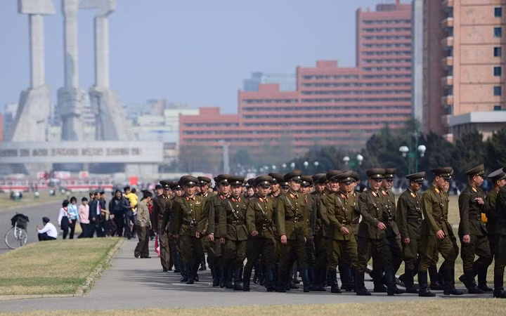 Binh sĩ Triều Tiên diễu hành tại khu vực trung tâm thủ đô Bình Nhưỡng.