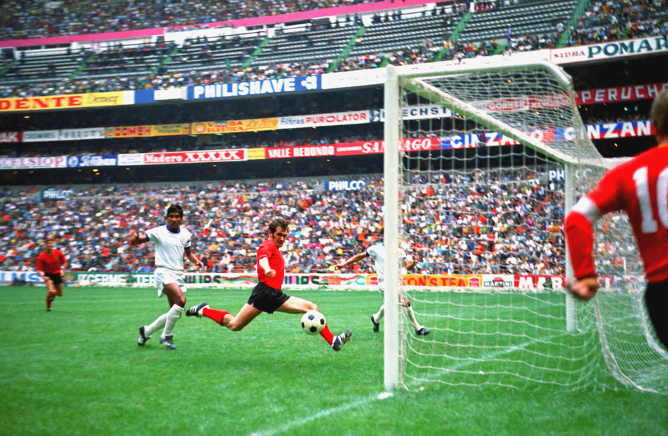 Cầu thủ Wilfried Jan Van Moer (áo đỏ) ghi bàn cho đội tuyển Bỉ trong trận gặp El Salvador ở bảng A, vòng chung kết World Cup 1970 tại sân vận động Azteca. Kết thúc trận, Bỉ thắng El Sanvador 3-0.