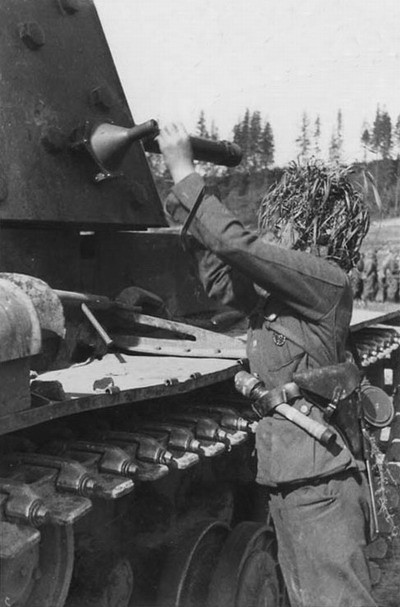 Phiên bản nâng cấp của nó được ra đời vào tháng 5/1945 tăng thời gian nổ chậm lên 7,5 giây và có khả năng xuyên giáp giữ nguyên. Rõ ràng, khả năng xuyên thép tới 508mm là quá đủ cho quả lựu đạn chống tăng này. Nguồn ảnh: Flickr.