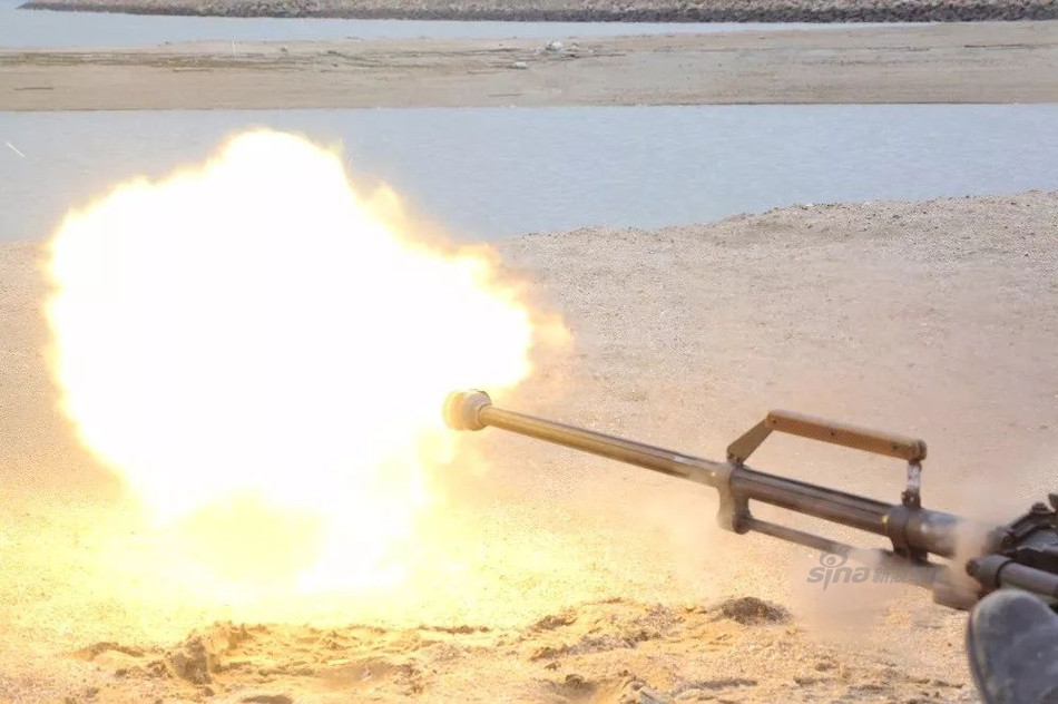 Súng máy QJG 02 sử dụng cơ chế lên đạn trích khí và làm mát bằng không khí. Điều này có nghĩa là khác với nhiều loại súng máy hạng nặng khác, khẩu QJG 02 hoàn toàn không cần tới ác-quy hoặc két nước làm mát khi sử dụng. Nguồn ảnh: Sina.