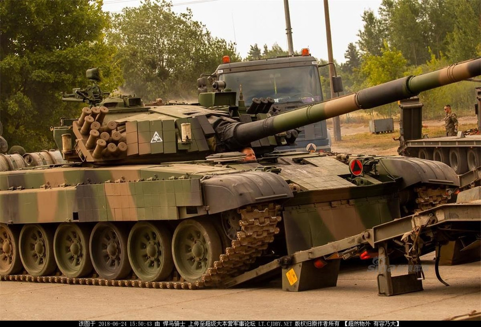 Hỏa lực của xe bao gồm một khẩu pháo 125mm loại 2A46MS cùng cơ số đạn dự phòng 40 viên. Xe được trang bị hệ thống nạp đạn kiểu mới với quảng cáo là hoạt động hiệu quả tương đương nhưng dễ bảo trì hơn so với phiên bản gốc của Liên Xô. Nguồn ảnh: Sina.