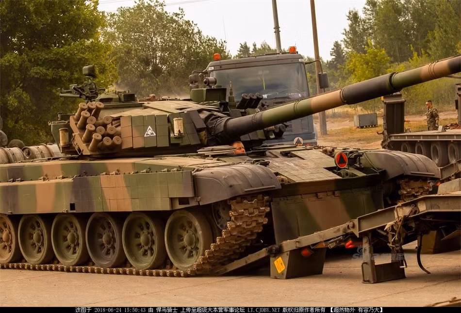 Hỏa lực của xe bao gồm một khẩu pháo 125mm loại 2A46MS cùng cơ số đạn dự phòng 40 viên. Xe được trang bị hệ thống nạp đạn kiểu mới với quảng cáo là hoạt động hiệu quả tương đương nhưng dễ bảo trì hơn so với phiên bản gốc của Liên Xô. Nguồn ảnh: Sina.