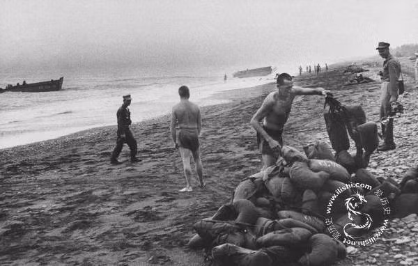 Người nhái của Đài Loan tập hợp áo phao trên bãi biển sau khi bơi hàng chục kilomets để tiếp cận bãi biển, dọn hàng rào dây thép gai và tấn công các cụm hỏa lực giả định, dọn chỗ cho lực lượng Thủy quân Lục chiến đổ bộ. Nguồn ảnh: Ilishi.