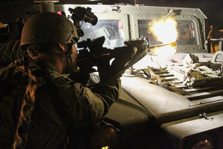 Bộ binh Mỹ nã súng vào mục tiêu trong cuộc tập trận tăng cường năng lực chiến đấu chung tại Fort Polk, Mỹ.