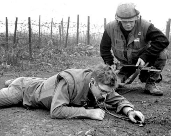 Lính Mỹ nỗ lực trong vô vọng khi phải đối mặt với hệ thống địa đạo ở Củ Chi trong Chiến tranh Việt Nam. Nguồn ảnh: History.