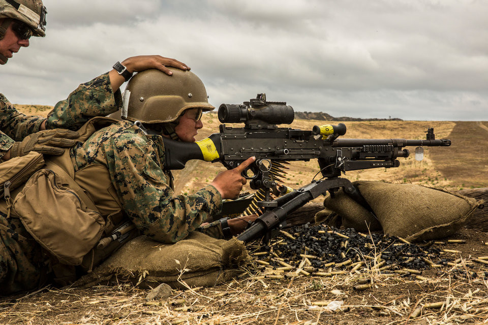 Trong đó có phiên bản M240B, cũng sử dụng cỡ đạn 7,62mm nhưng lại có nòng dài hơn, trọng lượng lớn hơn, tốc bộ bắn chậm hơn và sơ tốc đầu nòng lớn hơn. Nguồn ảnh: BI.