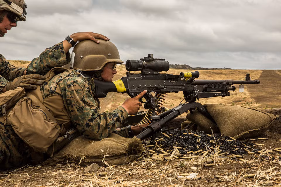 Trong đó có phiên bản M240B, cũng sử dụng cỡ đạn 7,62mm nhưng lại có nòng dài hơn, trọng lượng lớn hơn, tốc bộ bắn chậm hơn và sơ tốc đầu nòng lớn hơn. Nguồn ảnh: BI.
