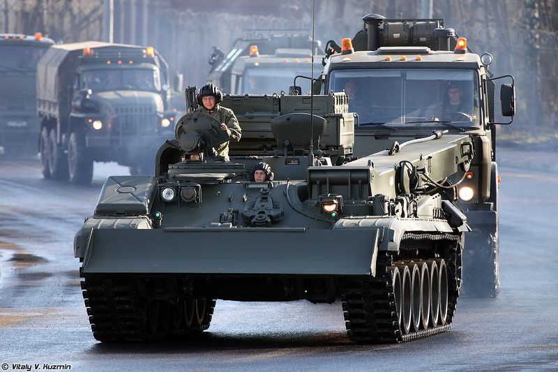 Kèm theo đó là khả năng "leo tường" cao tối đa 0,85 mét, vượt hào rộng 2,8 mét và lặn sâu tối đa 5 mét. Rõ ràng, BREM-1M là một phương tiện cứu hộ xe tăng cần thiết cho các xe tăng T-90, nhất là khi T-90 hoạt động ở địa hình hiểm trở như ở Việt Nam. Nguồn ảnh: Vitaly.