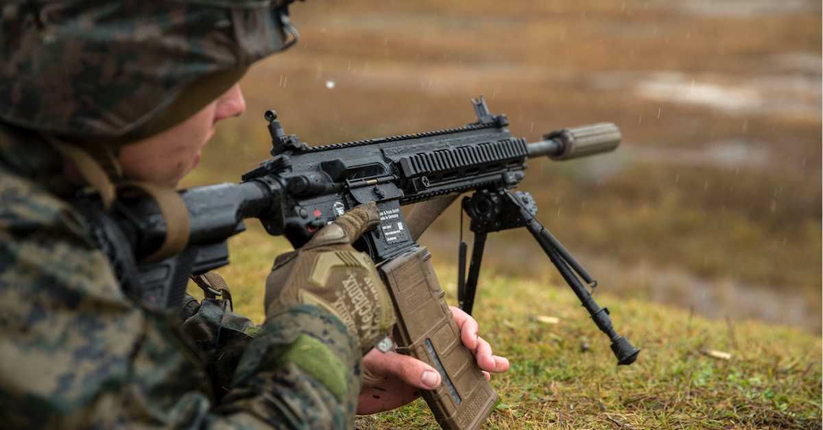 Chiều dài nòng súng của khẩu M27 này là 420mm. Sử dụng cỡ đạn chuẩn NATO là 5,56x45mm, khấu súng này cũng sử dụng cơ chế khóa nòng xoay, trích khí khóa nòng và có tốc độ bắn từ 700 tới 900 viên mỗi phút. Nguồn ảnh: Wearethemighty.