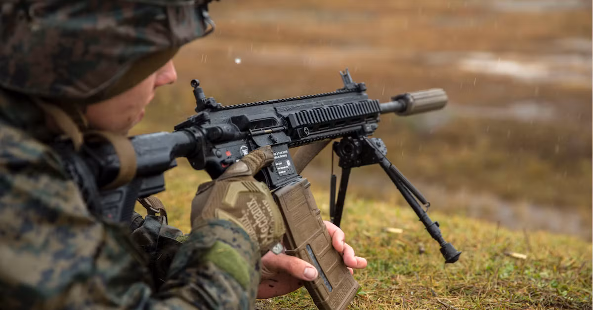 Chiều dài nòng súng của khẩu M27 này là 420mm. Sử dụng cỡ đạn chuẩn NATO là 5,56x45mm, khấu súng này cũng sử dụng cơ chế khóa nòng xoay, trích khí khóa nòng và có tốc độ bắn từ 700 tới 900 viên mỗi phút. Nguồn ảnh: Wearethemighty.