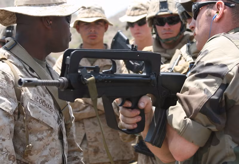 Tuy là một khẩu súng bullpup tốt, có hiệu quả chiến đấu cao nhưng FAMAS vẫn được coi là lỗi thời vì đã ra đời từ những năm 70 của thế kỷ trước. Tới nay, quân đội Pháp đang dần thay thế khẩu FAMAS này bằng những khẩu HK416 do Đức sản xuất. Nguồn ảnh: NI.