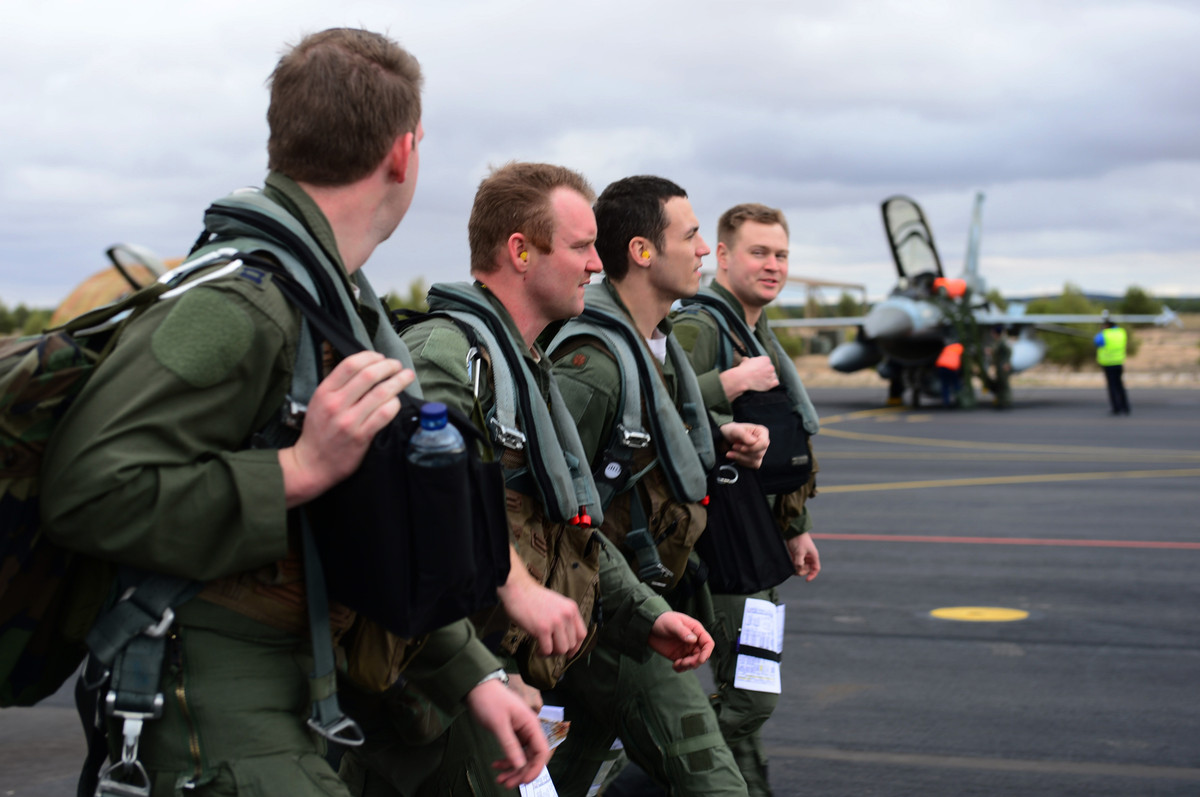 Vấn đề "cơm áo, gạo tiền" đang khiến phi công quân sự Mỹ dứt áo rời bỏ quân đội thay vì gắn bó vì lý tưởng như trước đây. Nguồn ảnh: John Q. Public.