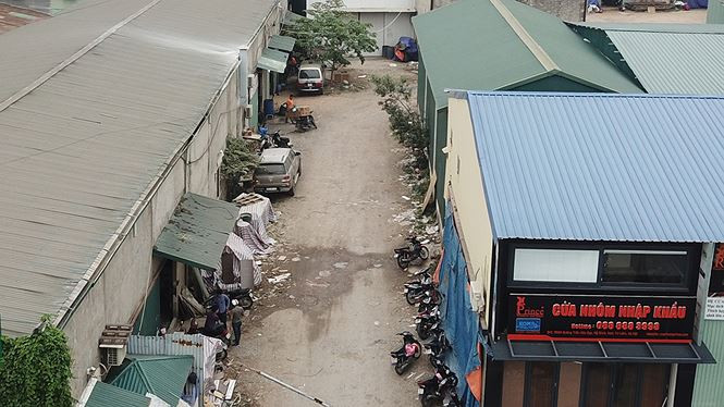 UBND phường Xuân Phương cho biết, chính quyền địa phương đã lập biên bản, ra quyết định đình chỉ đối với hành vi vi phạm. Thế nhưng, các nhà xưởng vẫn ngang nhiên được thi công xây dựng, đến nay những nhà xưởng vẫn đang hoạt động sử dụng bình thường (!?)