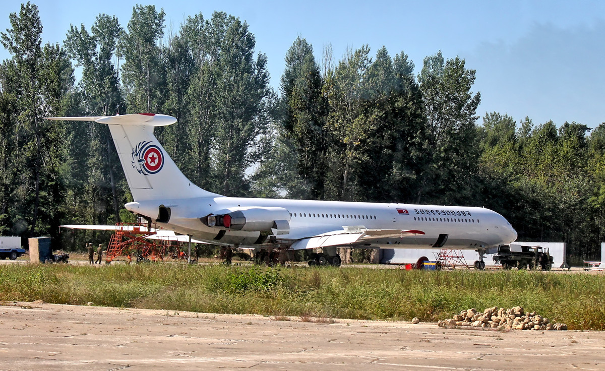 Chammae-1 có chiều dài chỉ 53,12 mét - nghĩa là dài bằng 2/3 so với Không Lực Một. Chiếc máy bay này cũng có tầm bay ngắn hơn chỉ 10.000 km, tốc độ tối đa 900 km/h và nguyên bản, Il-62M hoàn toàn không có khả năng tiếp liệu trên không. Nguồn ảnh: BI.