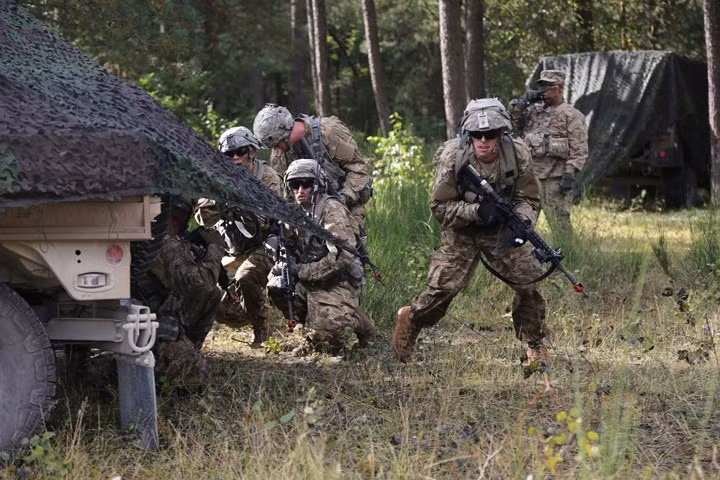 Lục quân Mỹ chuẩn bị tấn công mục tiêu trong cuộc tập trận Combined Resolve VII tại Hohenfels, Đức