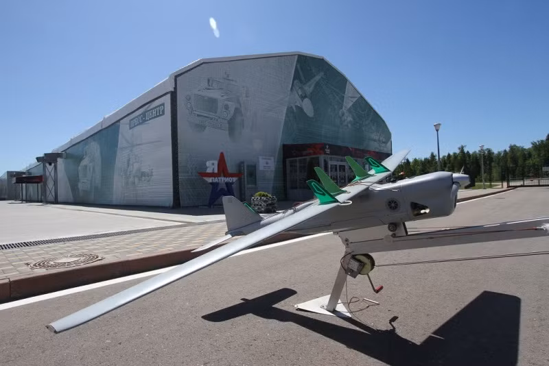 UAV mang tên Orlan-10, một trong những loại UAV do Nga thiết kế đang bán chạy nhất. Loại UAV này có trọng lượng cất cánh tối đa 18kg, mang được tối đa 4kg thiết bị và phục vụ tốt cho các hoạt động do thám, tuần tra, liên lạc,... Nguồn ảnh: ExpoRu.