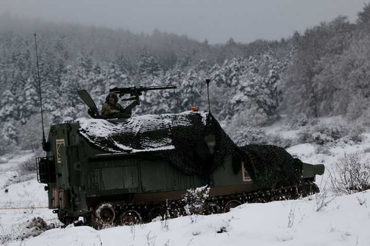 Lính Mỹ tham gia cuộc tập trận trong điều kiện mưa tuyết lớn tại Hohenfels, Đức.